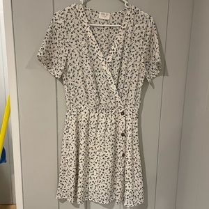 BUNDLE FOR DISCOUNT ✨ White and Blue Patterned Dress ✨ Women’s M